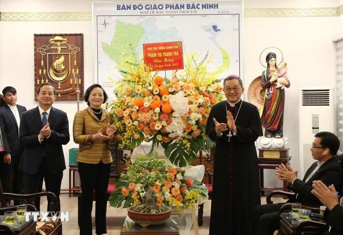 Phó Thủ tướng Chính phủ Phạm Thị Thanh Trà (thứ 2 từ phải) tặng hoa chúc mừng Tòa Giám mục Bắc Ninh. (Ảnh: Thái Hùng/TTXVN)