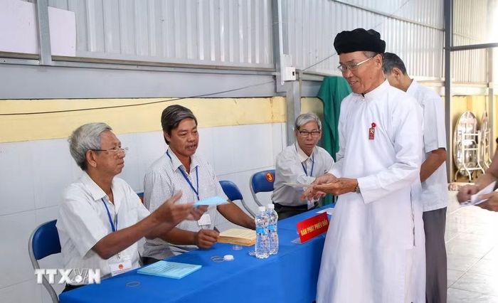 Ông Phan Văn Thuộc (sinh năm 1947), Cai quản họ đạo liên khu phố Trường Phước, phường Long Hoa, đi bầu cử tại Tổ bầu cử số 14. (Ảnh: Giang Phương/TTXVN)