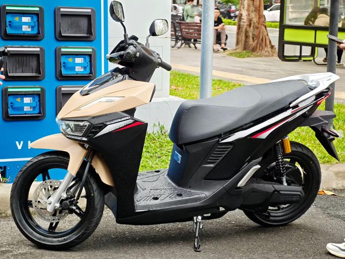 VinFast Viper bên cạnh tủ đổi pin. Ảnh: Hữu Long.