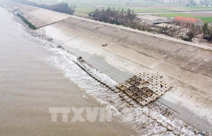 Các vị trí sạt sập tại tuyến kè Hải Thịnh 3 được gia cố bằng đá hộc và cấu kiện bê tông. Ảnh: Công Luật - TTXVN