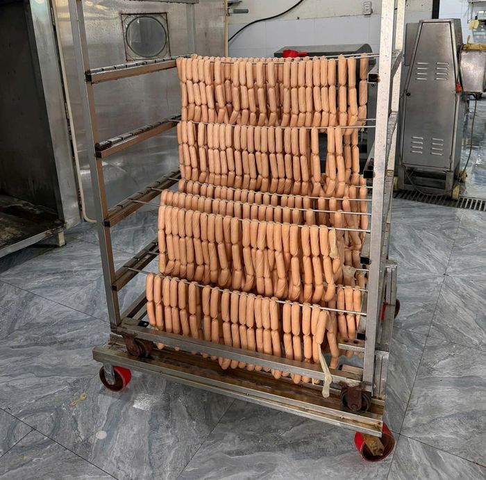 Nhiều thực phẩm đông lạnh không rõ nguồn gốc xuất xứ, không đảm bảo vệ sinh an toàn thực phẩm.