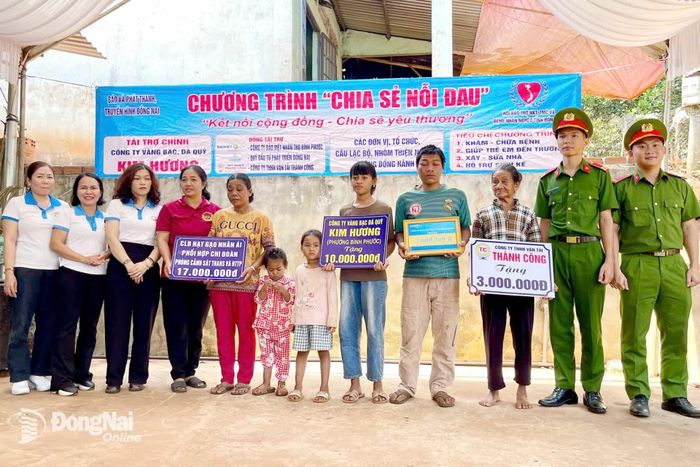 Các nhà tài trợ, câu lạc bộ và đội, nhóm thiện nguyện lần lượt trao tận tay số tiền hỗ trợ, tiếp thêm niềm tin và hy vọng cho gia đình chị Thị Tư vượt qua nghịch cảnh. Ảnh: Thu Hiền