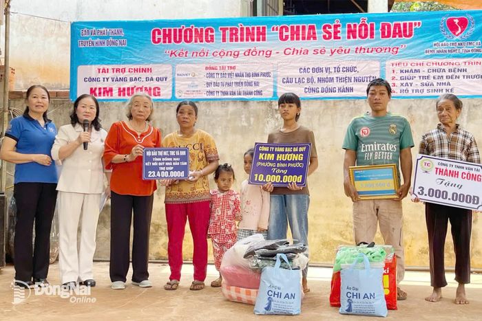 Những phần quà ý nghĩa từ các đơn vị đồng tài trợ. Ảnh: Thu Hiền