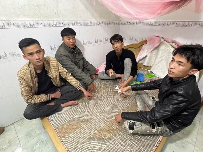 Các đối tượng tổ chức sử dụng trái phép chất ma túy tại nhà của Nguyễn Hữu Thịnh.