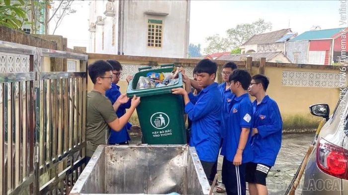 Lực lượng đoàn viên thanh niên tham gia dọn dẹp vệ sinh tại các tuyến phố trên địa bàn phường Yên Bái.