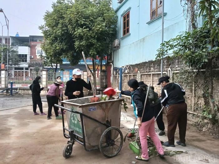 Người dân tích cực tham gia dọn dẹp vệ sinh môi trường.
