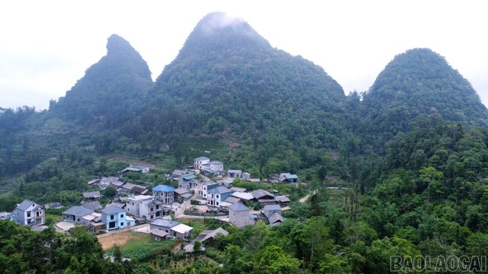Thành quả từ sự chăm chỉ, cần mẫn gieo trồng, phủ xanh núi đá của người nông dân đã góp phần làm đổi thay diện mạo bản làng. Từ những vùng quê còn nhiều khó khăn, nay đã từng bước khởi sắc với nhà ở khang trang, đời sống vật chất và tinh thần của người dân ngày càng được nâng cao, hướng tới cuộc sống ấm no, đủ đầy.