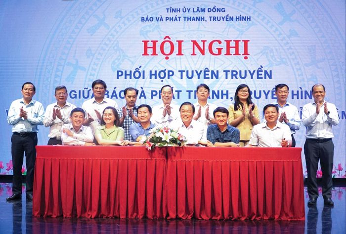 Lãnh đạo Báo và PTTH Lâm Đồng và các xã, phường, đặc khu ký kết chương trình phối hợp công tác thông tin tuyên truyền