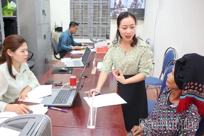Mặc dù còn khó khăn, đội ngũ cán bộ xã Tân Mai không ngừng nỗ lực nâng cao chất lượng phục vụ Nhân dân.
