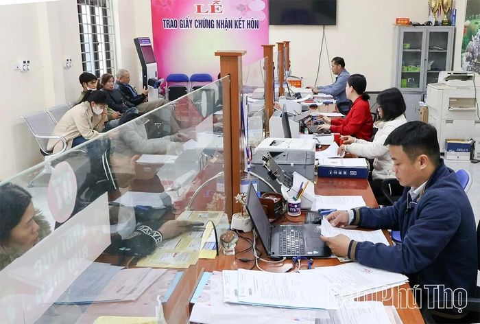Không riêng Tân Mai, nhiều địa phương vùng cao, vùng xa, vùng ĐBKK trong tỉnh cũng đang gặp nhiều khó khăn về công tác cán bộ. Ảnh: Công chức xã Mường Bi nỗ lực hoàn thành tốt nhiệm vụ được giao.