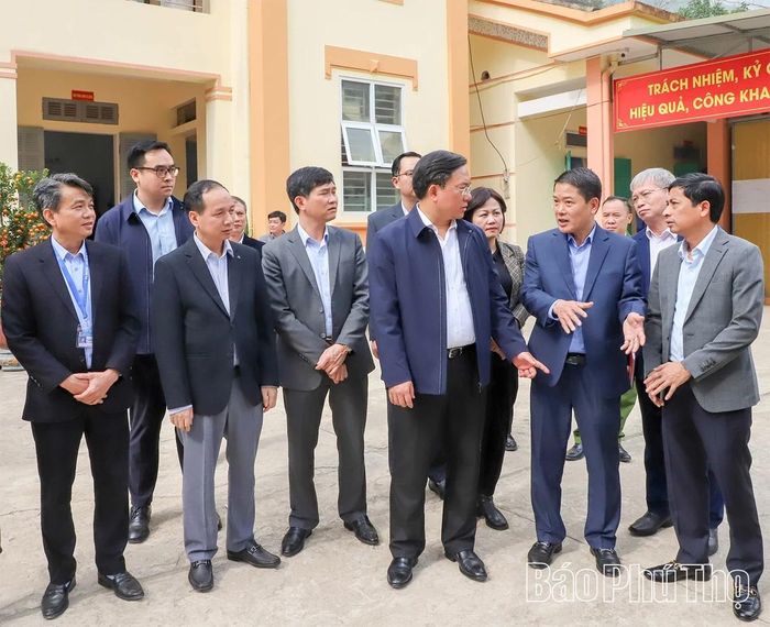 Đồng chí Bùi Ngọc Đại (thứ hai từ phải sang), Chủ tịch UBND xã Tân Mai kiến nghị một số khó khăn, vướng mắc liên quan đến công tác bố trí cán bộ ở địa phương với đồng chí Chủ tịch UBND tỉnh.