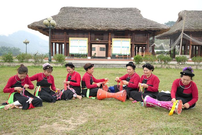 Phụ nữ Cao Lan chuẩn bị đạo cụ cho lễ cầu mùa, lưu giữ và trao truyền những giá trị văn hóa truyền thống qua nhiều thế hệ.