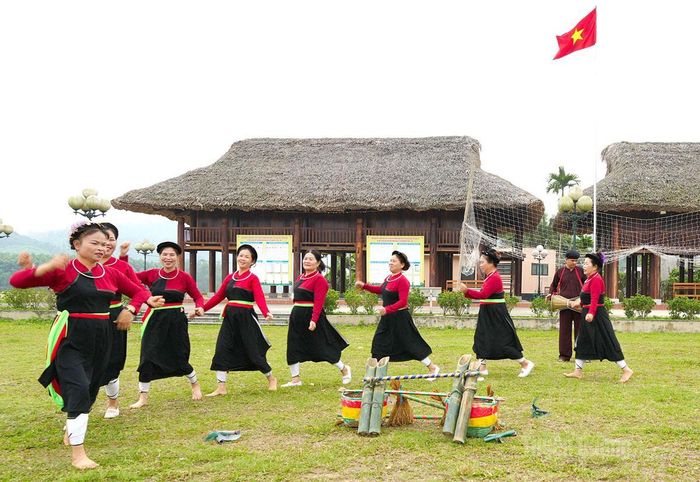 Phụ nữ Cao Lan biểu diễn điệu múa trong lễ cầu mùa, gửi gắm ước vọng một năm mưa thuận gió hòa, mùa màng bội thu.