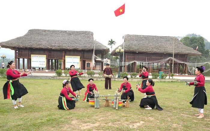 Điệu múa nghi lễ của phụ nữ Cao Lan trong lễ cầu mùa, thể hiện mong muốn về một năm no ấm, đầy đủ.