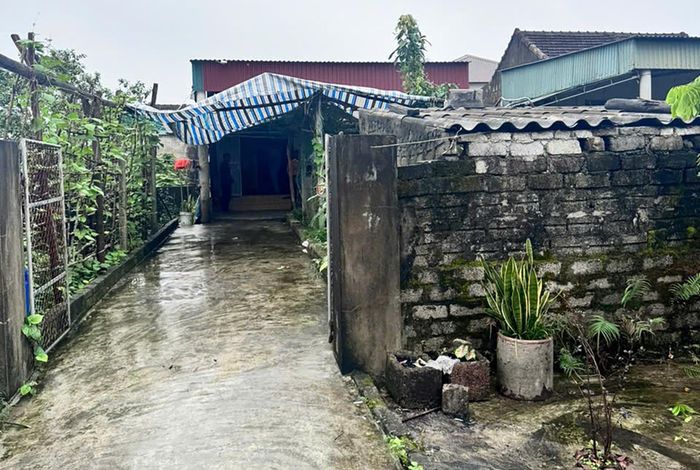 Căn nhà ở khu tái định cư lụp xụp của gia đình chị Bình.