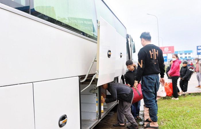 Sau kỳ nghỉ Tết, nhiều lao động rời quê để tiếp tục lao động ở các tỉnh thành khác.