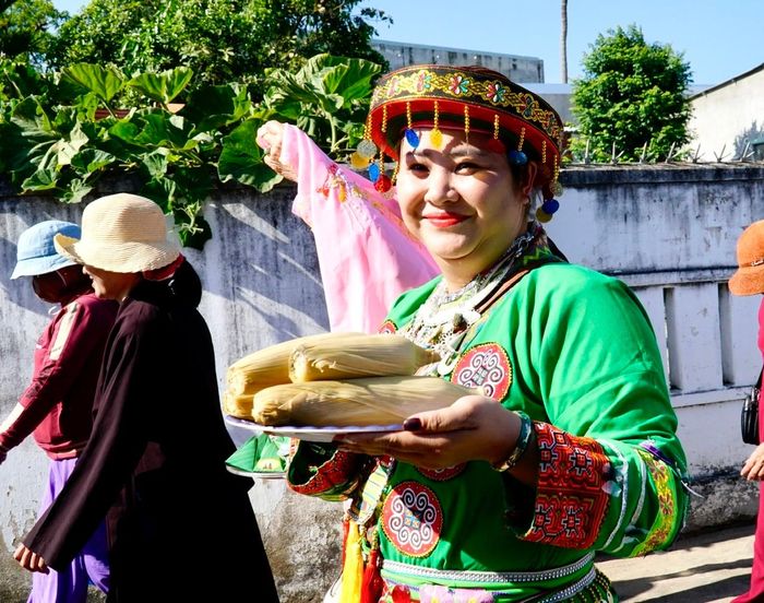 Người dân dâng lễ vật lên Chùa Bà
