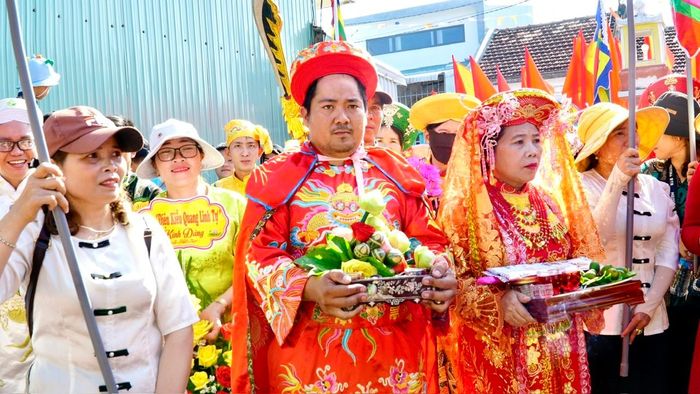 Các đoàn dâng lễ vật tại chùa.
