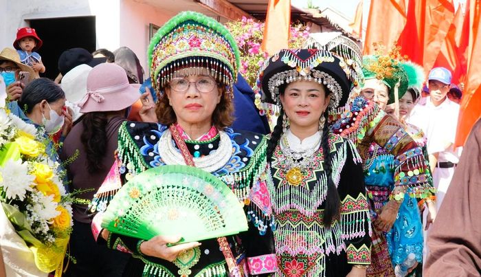 Bà Nguyễn Thị Ngọc Anh (65 tuổi), Trưởng đoàn Mẫu Tự Linh Đông (phường Ayun Pa, tỉnh Gia Lai) chăm chú theo dõi các nghi thức.