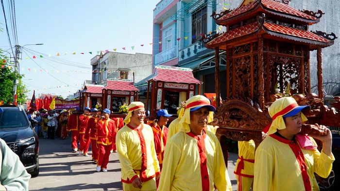 Đoàn rước sắc, rước biểu trưng Ngư - Tiều - Canh - Mục.