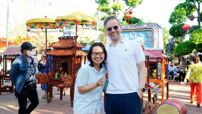 Anh Jens Boettcher, du khách đến từ Đức thích thú khi được trải nghiệm tại lễ hội.