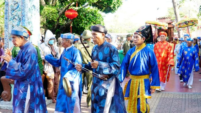 Một trong những nghi thức rước thần trong lễ hội.