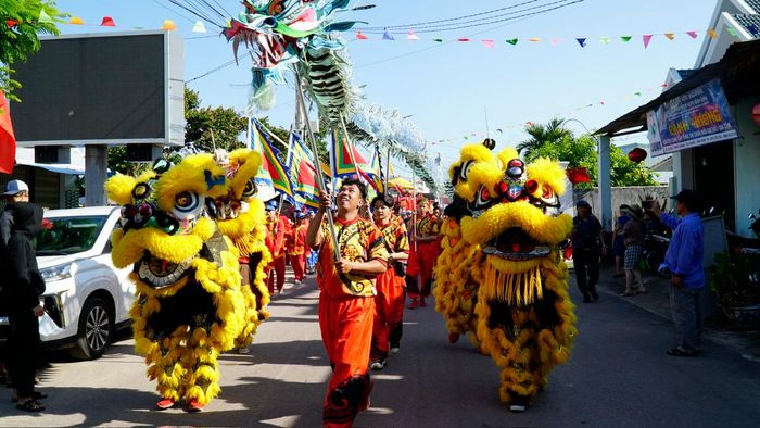 Đoàn lân sư rồng rộn ràng diễu hành trong khuôn khổ Lễ hội Chùa Bà – Cảng thị Nước Mặn.