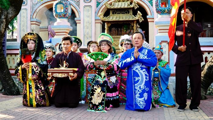 Các đoàn dâng hương tại chùa Bà.