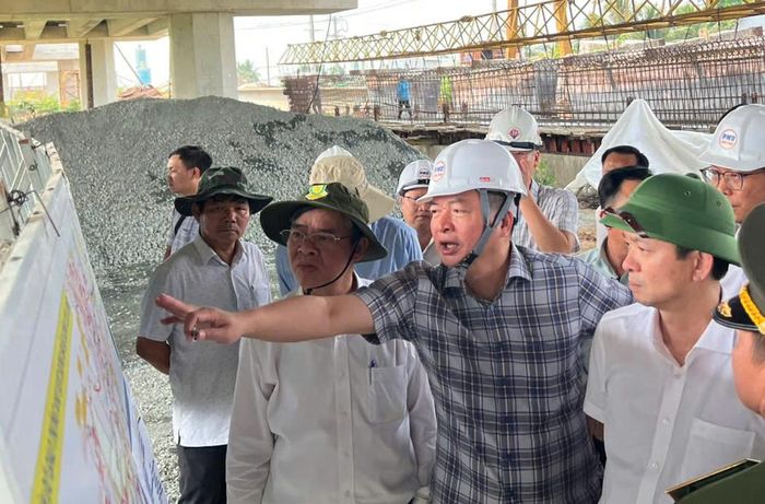 Ông Lê Minh Cường, Giám đốc Ban QLDA đầu tư xây dựng công trình giao thông và nông nghiệp TP Cần Thơ báo cáo tiến độ dự án với đoàn công tác chiều 18/3.