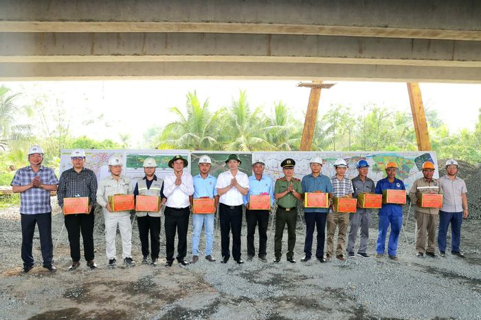 Đoàn công tác lãnh đạo TP Cần Thơ tăng quà cho các công nhân thi công dự án.