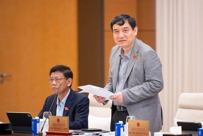 Chủ nhiệm Ủy ban Văn hóa và Xã hội Nguyễn Đắc Vinh báo cáo thẩm tra sơ bộ dự án Luật sửa đổi, bổ sung một số điều của Luật Thi đua, khen thưởng.