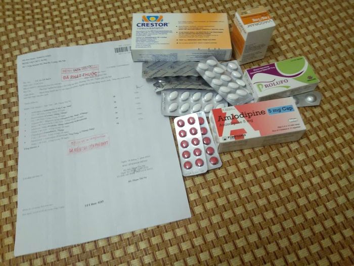 Sáu loại thuốc do BS khoa tim mạch chỉ định cung cấp cho tôi xuất viện về nhà uống tiếp trong vòng một tháng. 