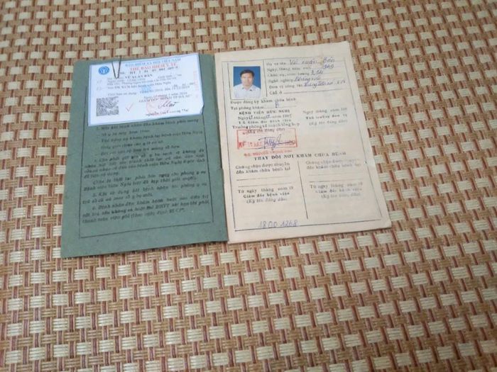 Sổ Y bạ của Bệnh viện Hữu Nghị Hà Nội cấp cho Vũ Xuân Bân từ năm 1995 sẽ đến đổi sổ mới theo Mã số BHYT mới 