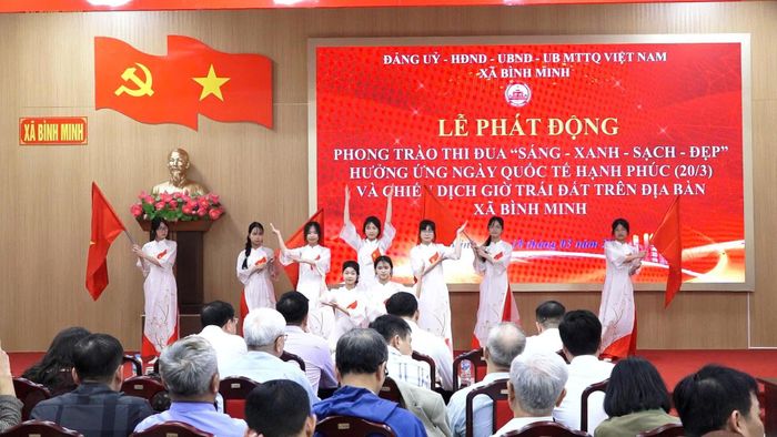 Tiết mục văn nghệ tại lễ phát động Phong trào thi đua “sáng - xanh - sạch - đẹp” hưởng ứng Ngày quốc tế hạnh phúc 20-3 và chiến dịch Giờ trái đất.