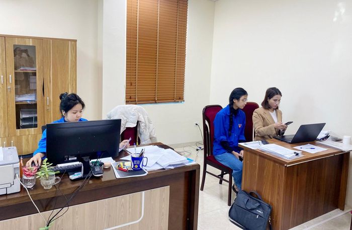 Đoàn viên xã Đan Phượng xung kích hỗ trợ làm sạch dữ liệu đảng viên. Ảnh: Quang Biện
