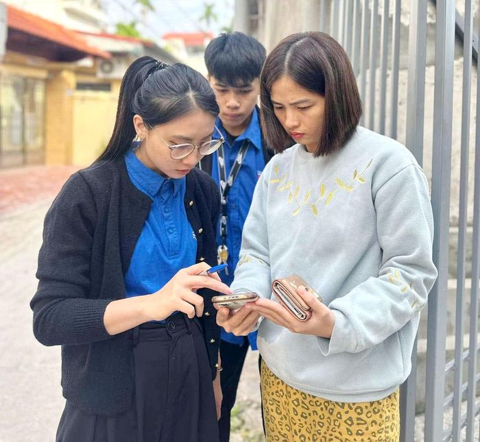 Thanh niên Chi đoàn Bãi Thụy, xã Đan Phượng đến tận nhà hỗ trợ người dân thực hiện chuyển đổi số. Ảnh: Quang Biện