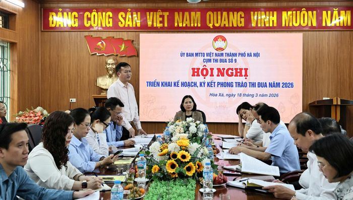 Phó Bí thư Thường trực Đảng ủy xã Hòa Xá Trần Duyên Hải đại diện đơn vị cụm trưởng cụm thi đua phát biểu tại hội nghị. Ảnh: Thanh Hằng