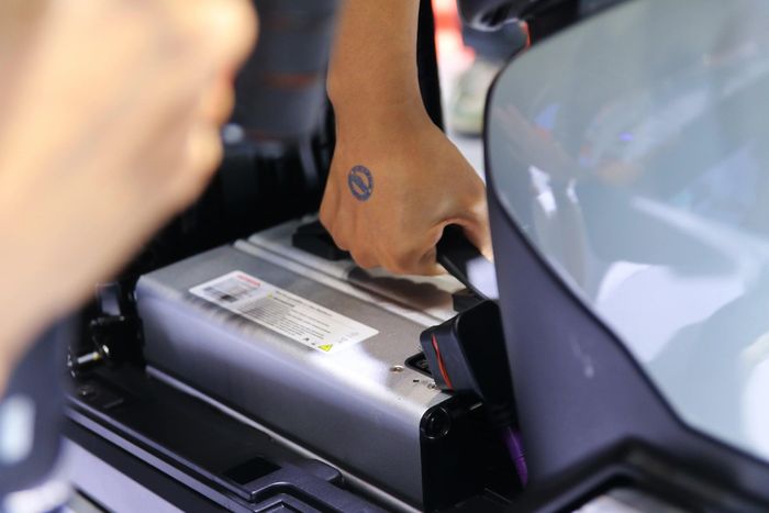  Gói pin là nguyên nhân khối lượng xe máy điện tăng lên. Ảnh minh họa: Phúc Hậu. 