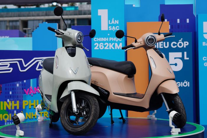  Evo Grand leo dốc tốt hơn Evo Grand Lite, dù công suất danh định của motor điện là như nhau. Ảnh: Đan Thanh. 