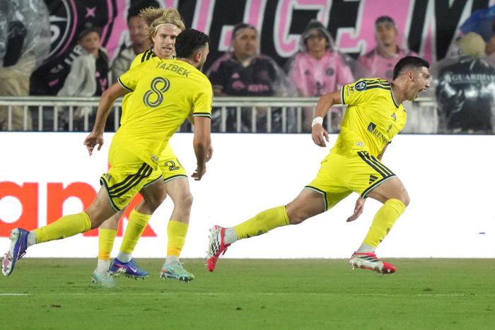  Phút 74, Nashville bất ngờ có bàn gỡ hòa 1-1 sau khi Cristian Espinoza tận dụng sai lầm của hàng thủ Inter Miami. Thủ môn Dayne St. Clair có tình huống đáng trách khi đấm bóng hụt, để Espinoza dễ dàng đệm bóng vào lưới. 