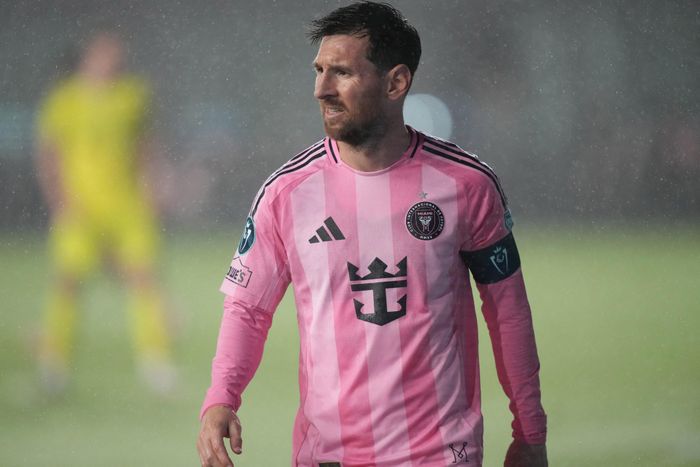  Messi không giấu nổi sự thất vọng sau trận. Concacaf Champions Cup là sân chơi cao nhất cấp CLB của bóng đá khu vực Bắc Mỹ, đồng thời là cơ hội để Inter Miami có danh hiệu lớn ngay giai đoạn nửa đầu mùa giải. 