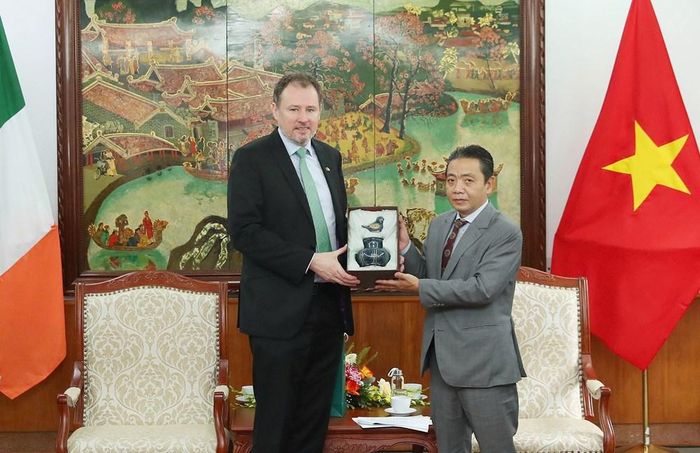 Thứ trưởng Hoàng Đạo Cương tặng quà lưu niệm cho ông Charlie McConalogue