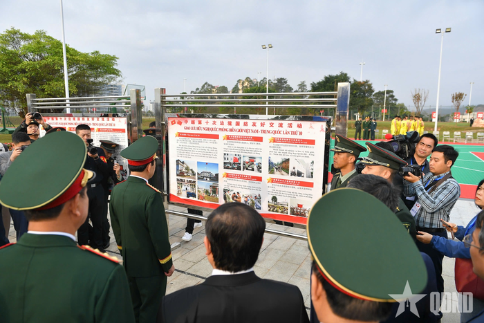 Đại tướng Phan Văn Giang tham quan đơn vị và trò truyện với cán bộ, chiến sĩ Đại đội Biên phòng Đông Hưng. 