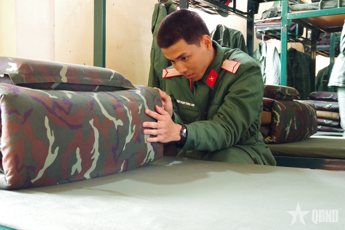Chiến sĩ mới tập gấp chăn màn đúng quy định. 