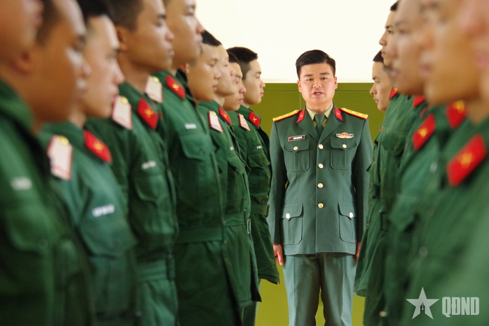 Cán bộ Trung đoàn 877 hướng dẫn chiến sĩ mới thực hiện nền nếp nội vụ. 