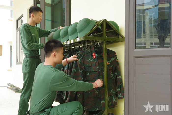  Sắp xếp quân tư trang gọn gàng, ngăn nắp theo nền nếp nội vụ.