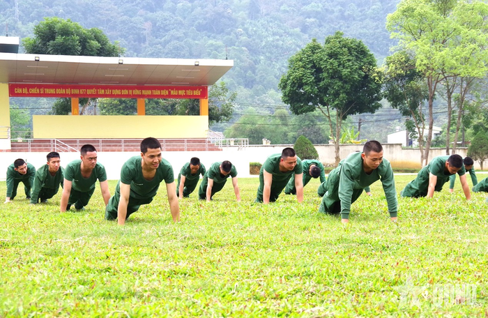  Chiến sĩ mới Trung đoàn 877 rèn luyện thể lực buổi sáng theo sự hướng dẫn của cán bộ huấn luyện. 