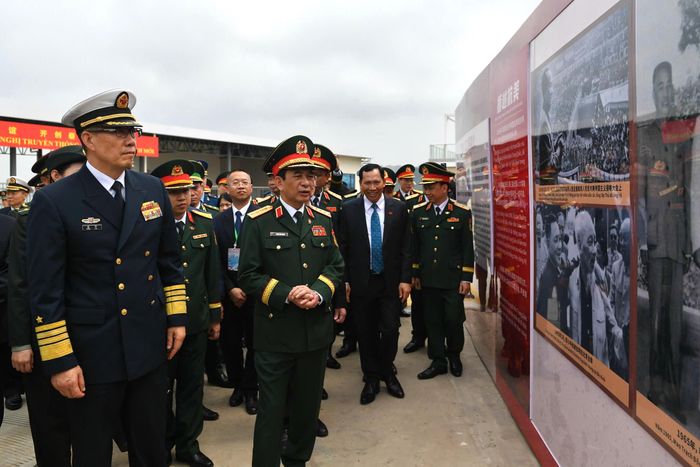 Hai Bộ trưởng tham quan bức tường trưng bày các nội dung liên quan đến "Đường Hồ Chí Minh trên biển". Ảnh: BQP