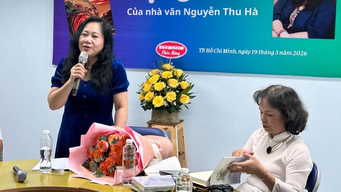  Nhà văn Nguyễn Thu Hà chia sẻ tại chương trình 