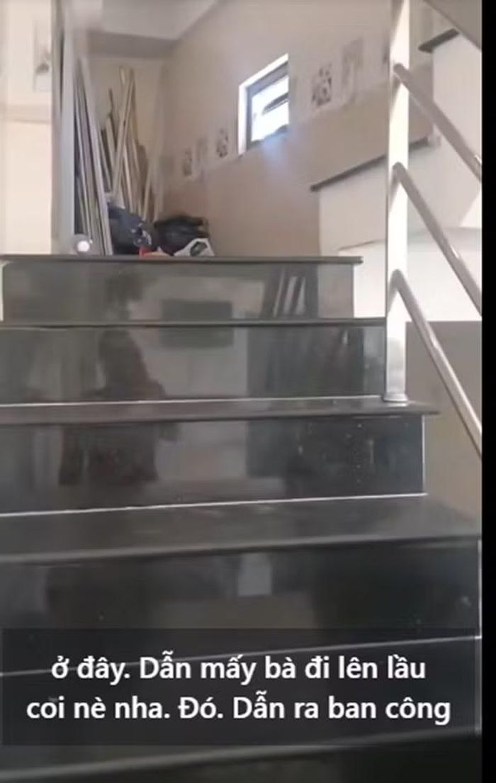 Ngôi nhà hiện vẫn có người ở bình thường, có đầy đủ công năng, nội thất như các ngôi nhà khác. Ảnh chụp màn hình